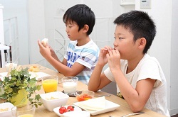 野菜を食べる子供