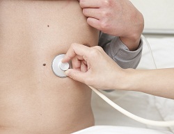 聴診器で大腸の音を確認
